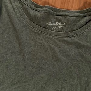 2 Green universal threads tee’s gently used!
